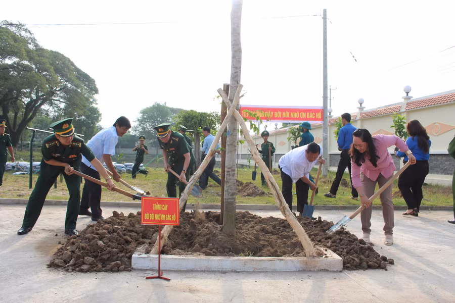 Lãnh đạo BĐBP Kiên Giang và huyện Giang Thành trồng cây tại Lễ phát động “Tết trồng cây đời đời nhớ ơn Bác Hồ” Xuân Quý Mão năm 2023. Lãnh đạo BĐBP Kiên Giang và huyện Giang Thành trồng cây tại Lễ phát động “Tết trồng cây đời đời nhớ ơn Bác Hồ” Xuân Quý Mão năm 2023.