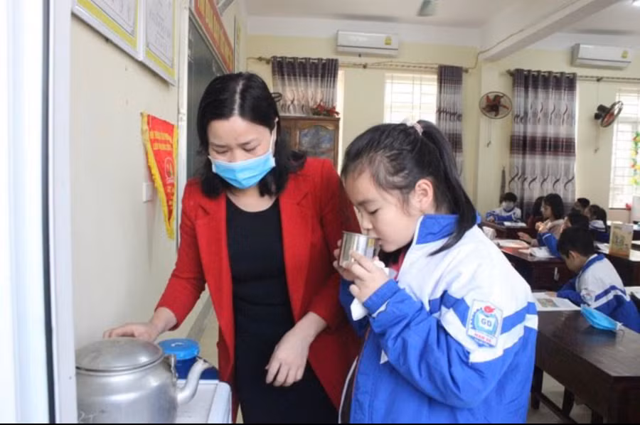 Các trường học tăng cường công tác phòng dịch cho học sinh.