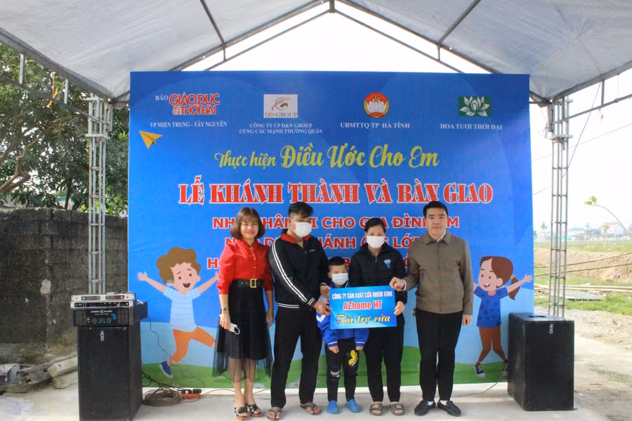 Toàn bộ hệ thống cửa của ngôi nhà mới được công ty sản xuất cửa nhôm kính AZhome tài trợ với số tiền hơn 20 triệu đồng.