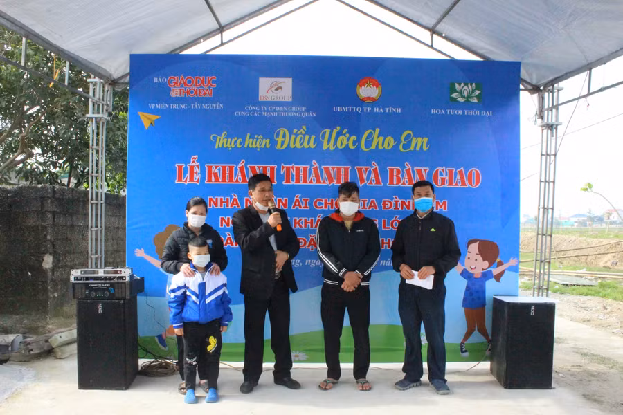 Ngoài ra, Giáo xứ Chân Thành (Xã Thạch Trung) cũng đã hỗ trợ 50 triệu đồng giúp gia đình vượt qua khó khăn.