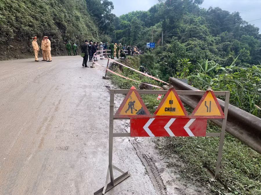Lực lượng chức năng tiến hành phân luồng và trục vớt phương tiện