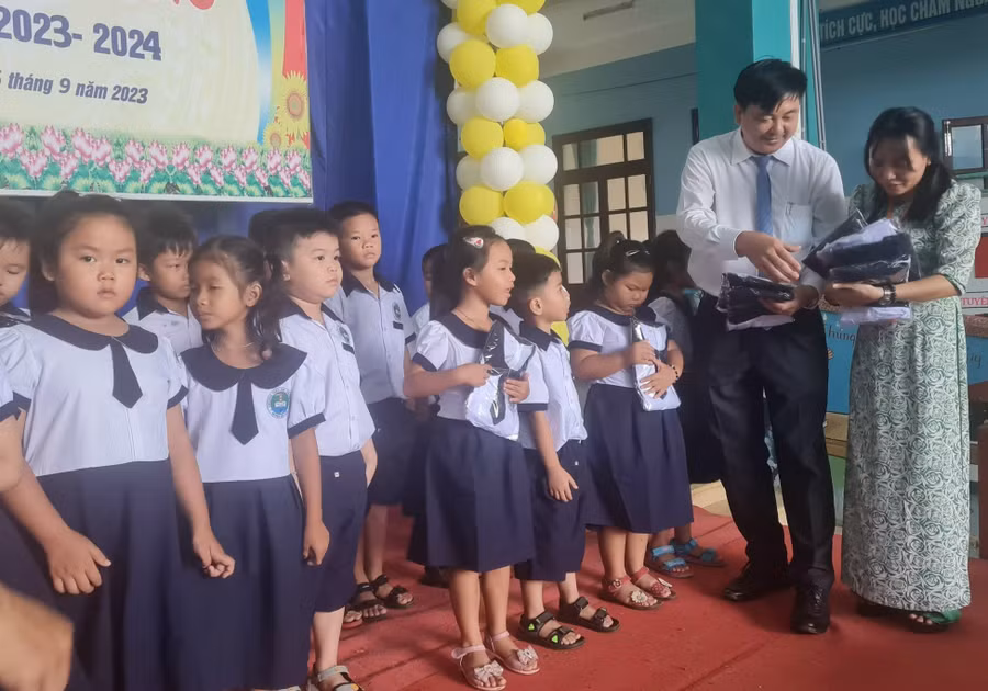 Học sinh Trường tiểu học Thạnh An vui mừng nhận đồng phục mới.