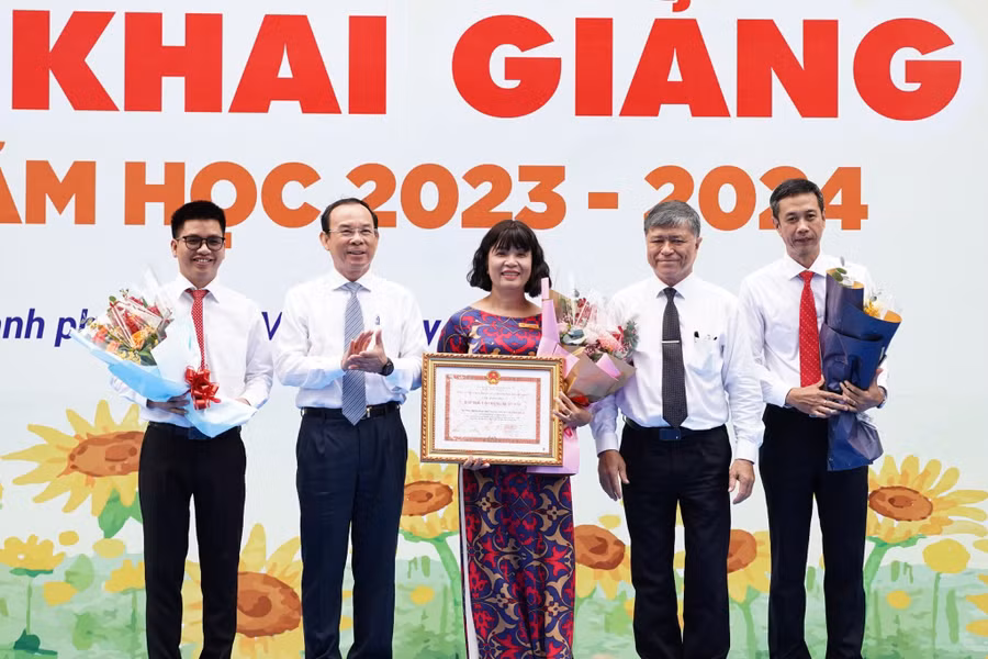 Lãnh đạo Trường THPT Nguyễn Thị Minh Khai nhận bằng khen Tập thể lao động xuất sắc do UBND TPHCM trao tặng. Ảnh: Thuận Văn. Lãnh đạo Trường THPT Nguyễn Thị Minh Khai nhận bằng khen Tập thể lao động xuất sắc do UBND TPHCM trao tặng. Ảnh: Thuận Văn.