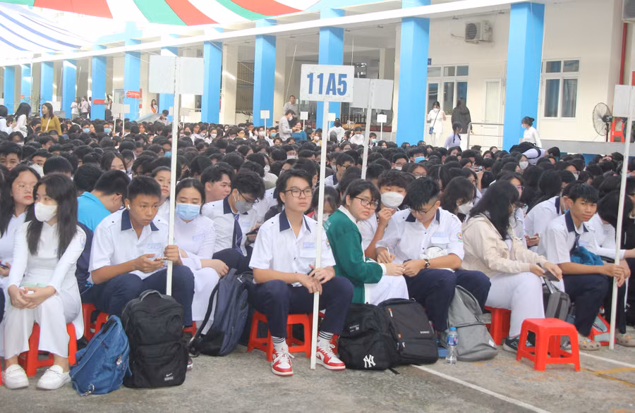 Học sinh Trường THPT Bùi Thị Xuân (quận 1) có mặt đông đủ tại trường từ rất sớm. Học sinh Trường THPT Bùi Thị Xuân (quận 1) có mặt đông đủ tại trường từ rất sớm.