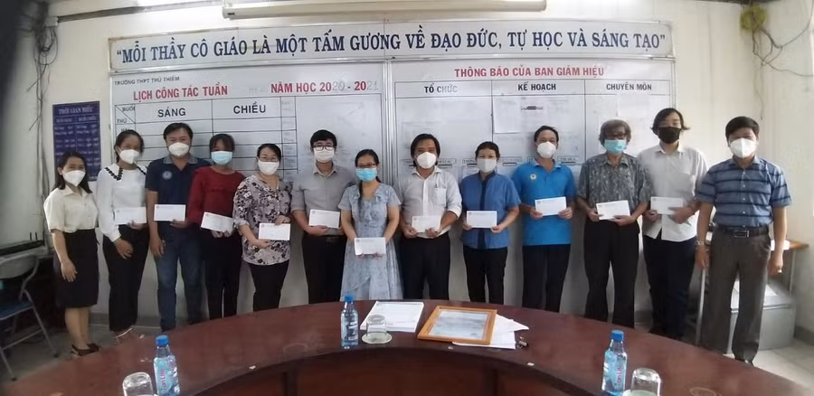 Thầy Tài (ngoài cùng bên phải) hỗ trợ giáo viên khó khăn trong đợt dịch Covid-19 vừa qua. Thầy Tài (ngoài cùng bên phải) hỗ trợ giáo viên khó khăn trong đợt dịch Covid-19 vừa qua.