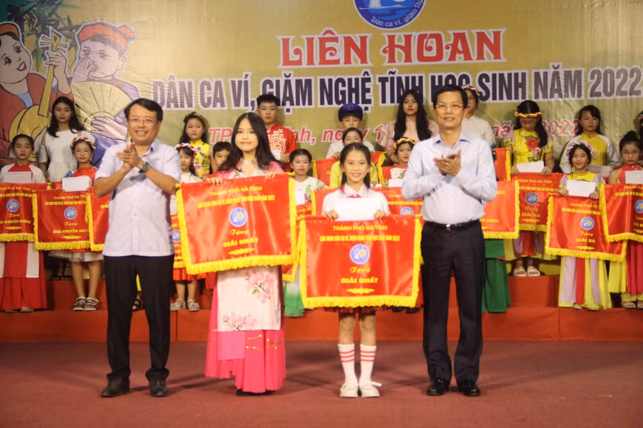 Giải Nhất được trao cho CLB dân ca ví, giặm Trường THCS Lê Văn Thiêm và Tiểu học Thạch Quý. Giải Nhất được trao cho CLB dân ca ví, giặm Trường THCS Lê Văn Thiêm và Tiểu học Thạch Quý.