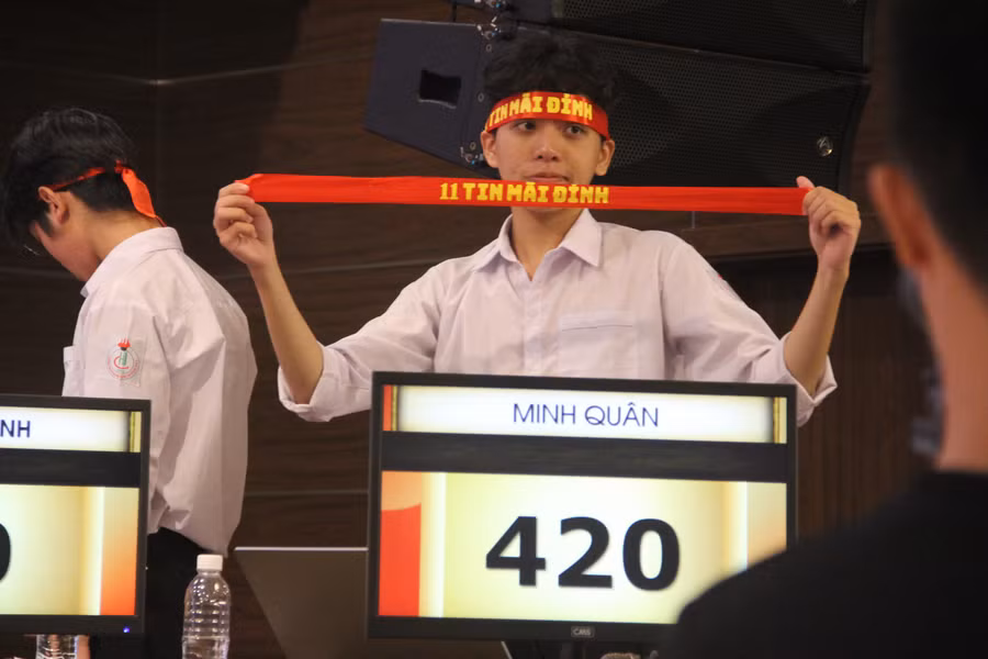 Nguyễn Minh Quân đã giành số điểm áp đảo để trở thành chủ nhân của vòng nguyệt quế Đường lên đỉnh Olympia THPT chuyên Hà Tĩnh năm 2022.