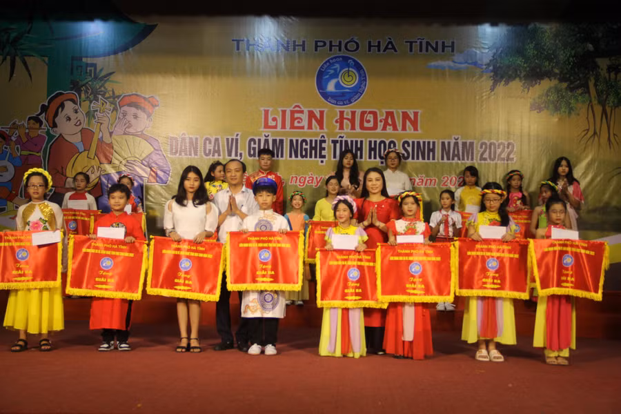 ... 8 giải Ba, 10 giải Khuyến khích cho các tiết mục tham dự. ... 8 giải Ba, 10 giải Khuyến khích cho các tiết mục tham dự.