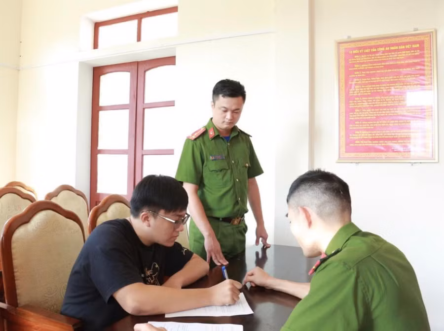 Huỳnh Lưu Hữu Minh tại cơ quan điều tra. Huỳnh Lưu Hữu Minh tại cơ quan điều tra.
