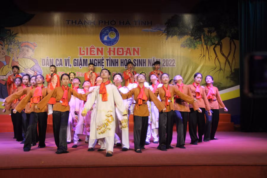 Các tiết mục được xây dựng bài bản và hấp dẫn với các nội dụng như: ca ngợi Đảng, Bác Hồ, tình yêu quê hương đất nước... Các tiết mục được xây dựng bài bản và hấp dẫn với các nội dụng như: ca ngợi Đảng, Bác Hồ, tình yêu quê hương đất nước...