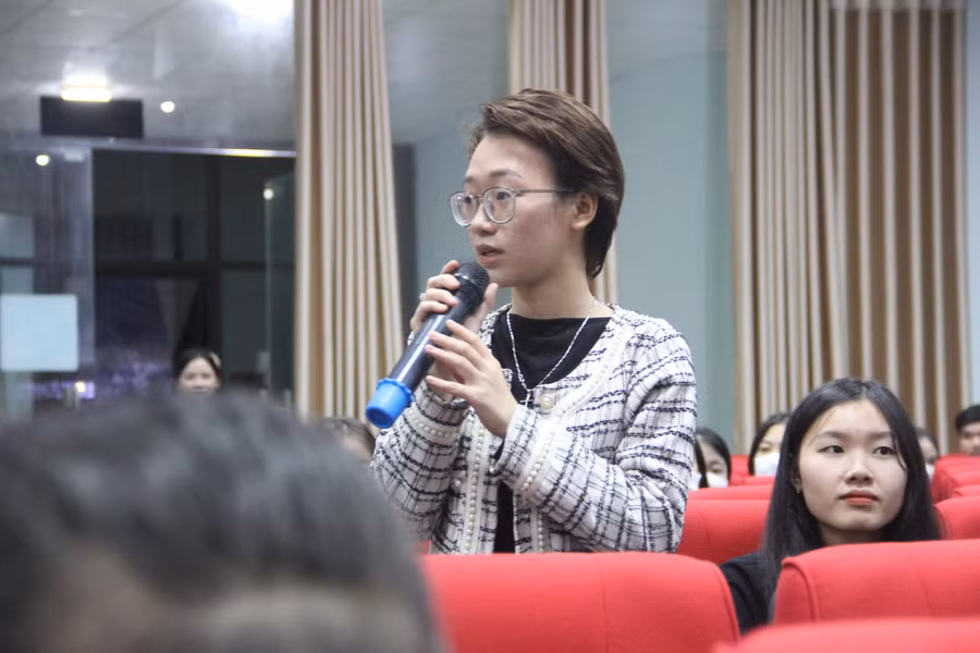 Diễn đàn là cơ hội để các bạn trẻ được giải đáp những băn khoăn, thắc mắc liên quan đến các vấn đề giới tính, sức khỏe sinh sản...