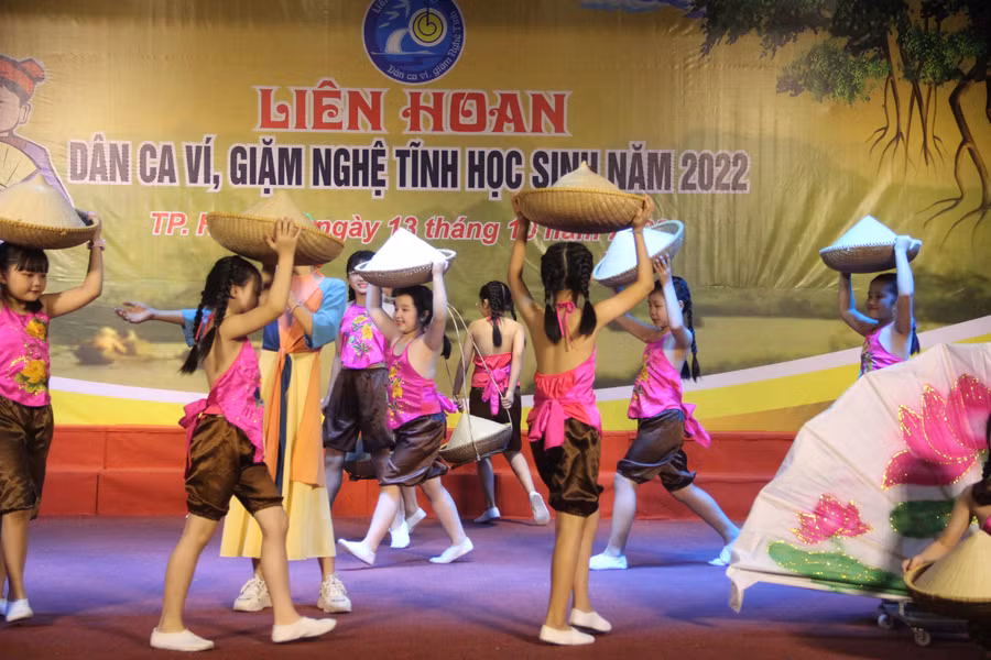 Về mỹ thuật phục trang, đạo cụ sân khấu được nhà trường đầu tư công phu, bài bản thể hiện rất rõ bức tranh dân gian đất và người Nghệ Tĩnh. Về mỹ thuật phục trang, đạo cụ sân khấu được nhà trường đầu tư công phu, bài bản thể hiện rất rõ bức tranh dân gian đất và người Nghệ Tĩnh.