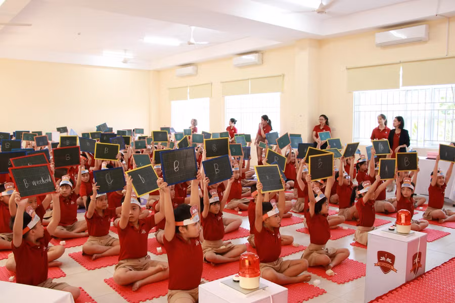 Cuộc thi Spelling Bee Contest năm 2022 đã thu hút hàng trăm học sinh khối Tiểu học và THCS&amp;THPT trường iSchool tham gia.