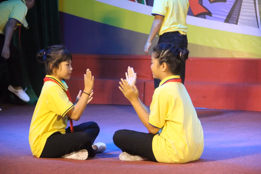 Thông qua các tiết mục, hoạt động vui chơi, học tập của học sinh dưới mái trường cũng được các diễn viên "nhí" thể hiện hồn nhiên và sinh động. Thông qua các tiết mục, hoạt động vui chơi, học tập của học sinh dưới mái trường cũng được các diễn viên "nhí" thể hiện hồn nhiên và sinh động.