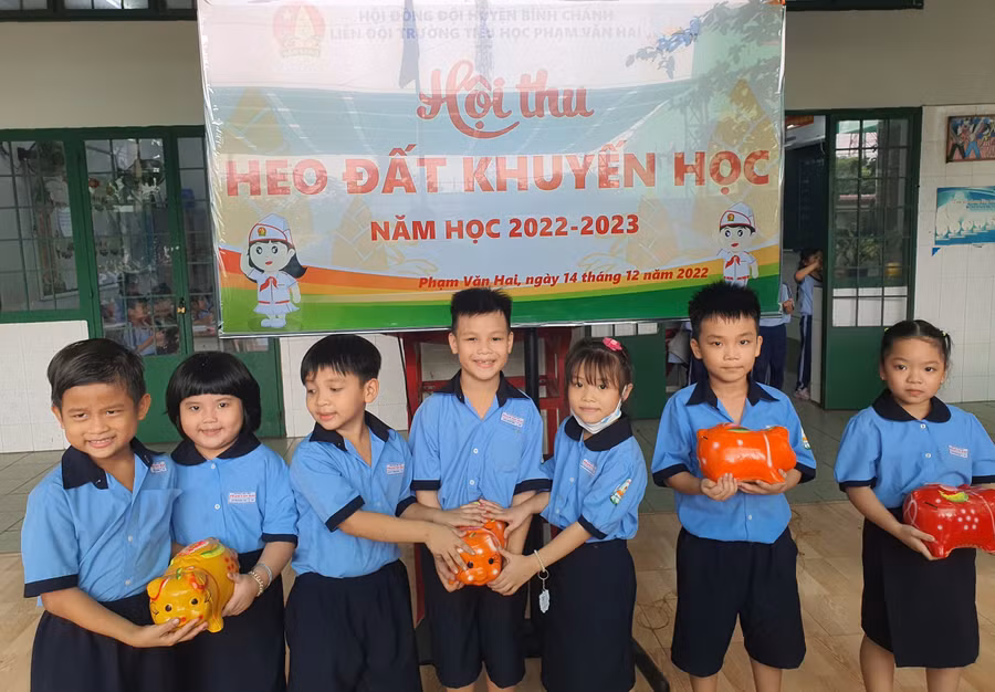 Học sinh Trường tiểu học Phạm Văn Hai thu heo đất giúp đỡ bạn nghèo. Học sinh Trường tiểu học Phạm Văn Hai thu heo đất giúp đỡ bạn nghèo.