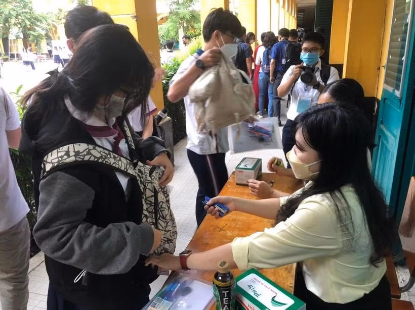 Thí sinh gửi đồ tại điểm thi Trường THPT Trưng Vương.