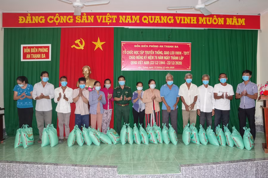 Đồn Biên phòng An Thạnh Ba tặng quà cho các hộ gia đình có hoàn cảnh khó khăn.