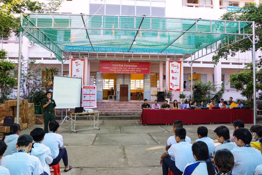 Đồn Biên phòng An Thạnh Ba phối hợp với các nhà trường trên địa bàn đóng quân tổ chức các buổi tuyên truyền phòng, chống ma túy và mua bán người trong học đường.