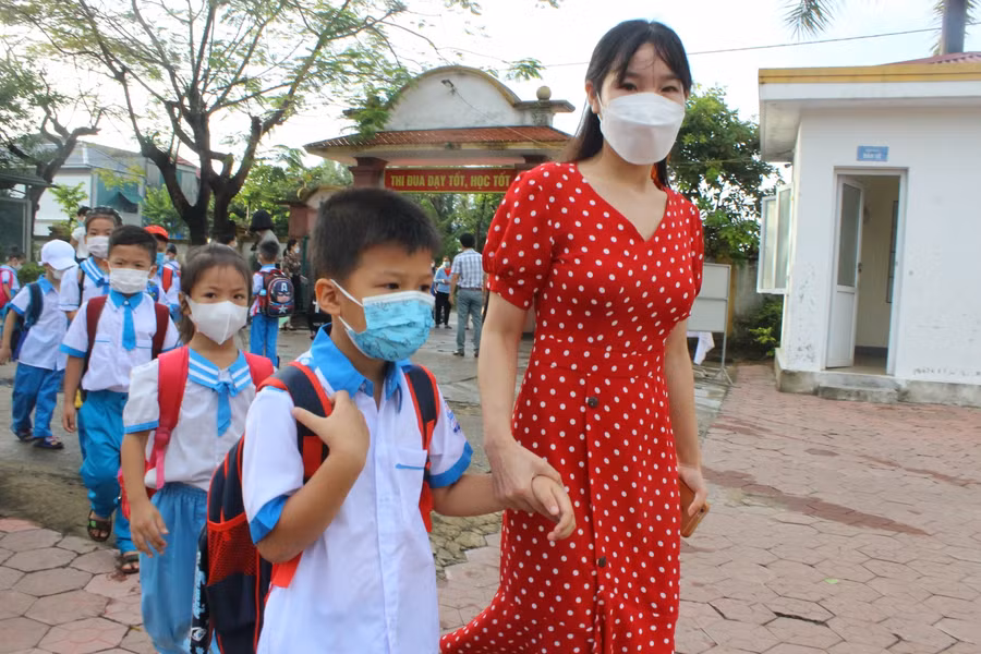 Giáo viên chủ nhiệm khối lớp 1 được phân công cắm biển lớp, hướng dẫn học sinh xếp hàng và đón các em vào lớp