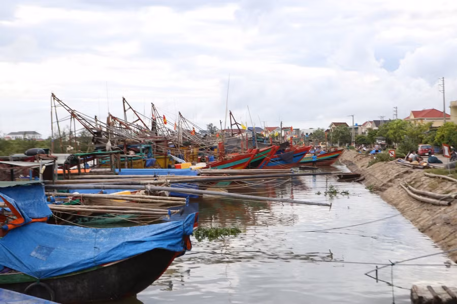 Theo BQL cảng cá, hiện nay, đã có 344 tàu thuyền vào tránh gió bão tại các cảng Cửa Sót (Lộc Hà), Cửa Nhượng (Cẩm Xuyên) và Cửa Hội (Nghi Xuân). Riêng tổng tàu thuyền đang neo đậu, tránh trú bão tại cảng cá Cửa Sót (xã Thạch Kim, huyện Lộc Hà) là 205 tàu (trong đó: địa phương 182 tàu, Nghệ an 20 tàu/40 người, Thanh hoá 3 tàu/9 người).