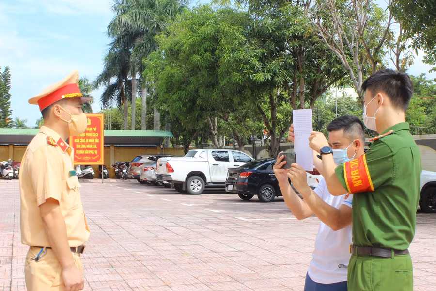 Các cán bộ, chiến sỹ công an dựng clip để làm tài liệu tuyên truyền.
