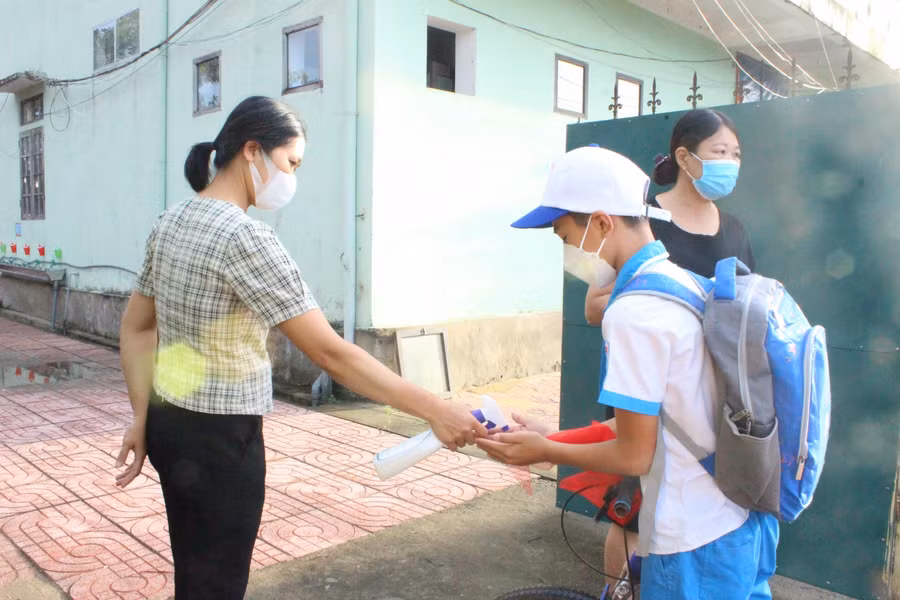Cổng chính đón học sinh khối 1, 2, 3 còn cổng phụ đón học sinh khối 4 và khối 5