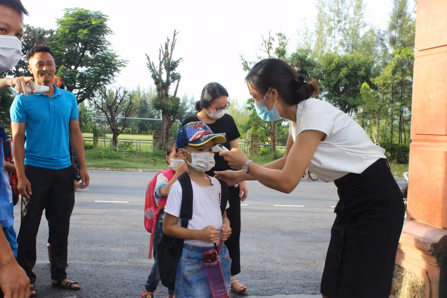 Tại trường Tiểu học Thạch Hạ (TP Hà Tĩnh), năm học 2021-2022, nhà trường có hơn 500 học sinh. Để đón các em trở lại trường đảm bảo công tác phòng dịch, nhà trường đã bố trí đón học sinh tại 2 cổng chính và cổng phụ.
