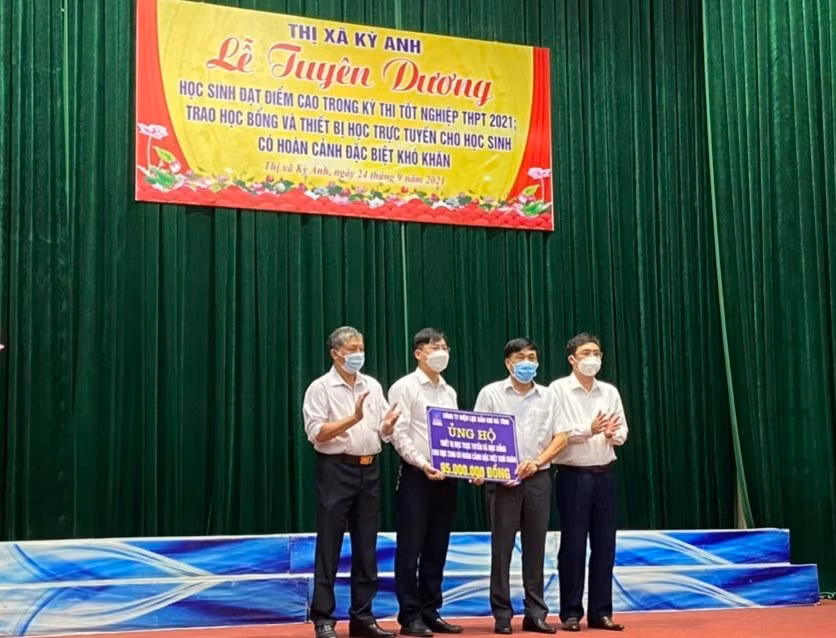 Công ty Điện lực Dầu khí Hà Tĩnh đồng hành cùng học sinh nghèo vượt khó