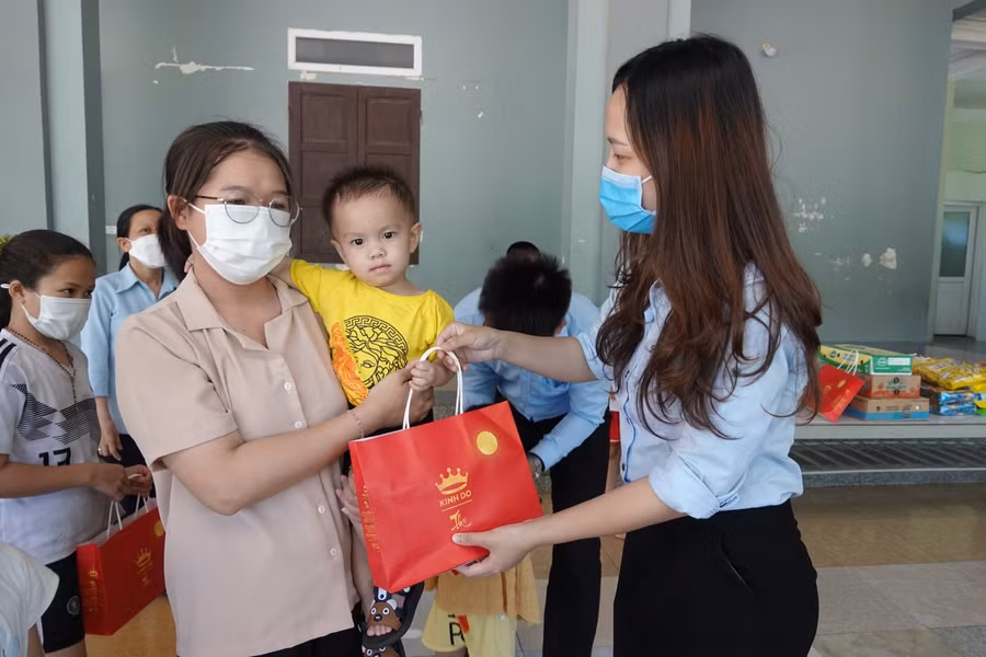 18 suất quà cho các em tại Cô nhi viện Kỳ Lợi (thị xã Kỳ Anh, Hà Tĩnh)