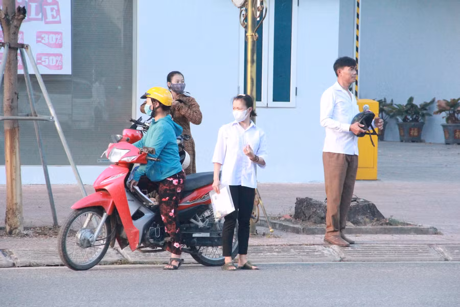 Phụ huynh đưa đón con đi thi tại điểm thi THPT Phan Đình Phùng. Phụ huynh đưa đón con đi thi tại điểm thi THPT Phan Đình Phùng.