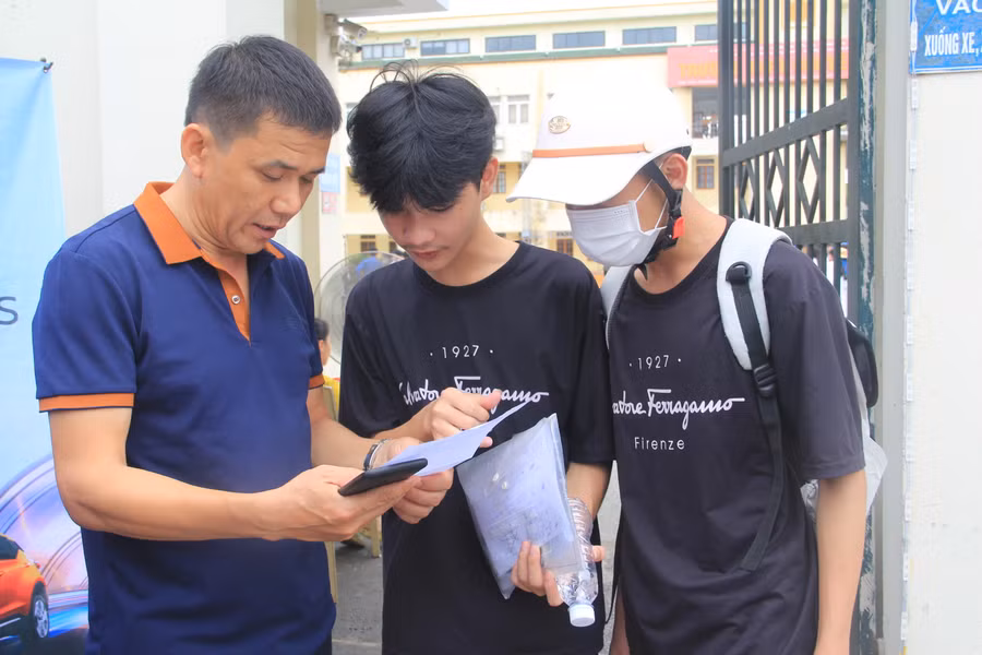 Nhiều giáo viên khảo bài làm cho học sinh bài ngay sau khi kết thúc môn thi.