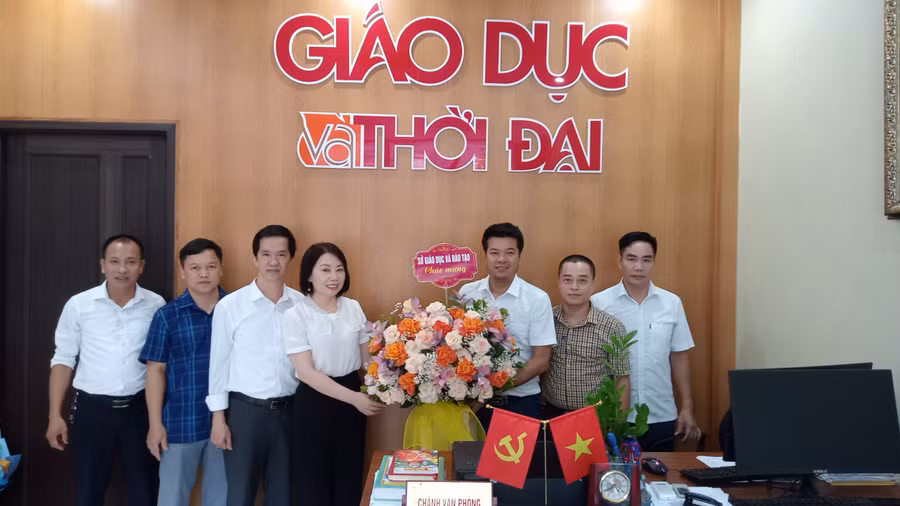 Đại diện lãnh đạo Sở GD&amp;ĐT Hà Tĩnh tặng hoa chúc mừng Văn phòng Báo GD&amp;TĐ khu vực MT-TN nhân ngày 21/6.