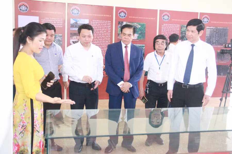 Các đại biểu tham quan một số khu vực trưng bày hiện vật di sản văn hóa Trường Lưu. Các đại biểu tham quan một số khu vực trưng bày hiện vật di sản văn hóa Trường Lưu.