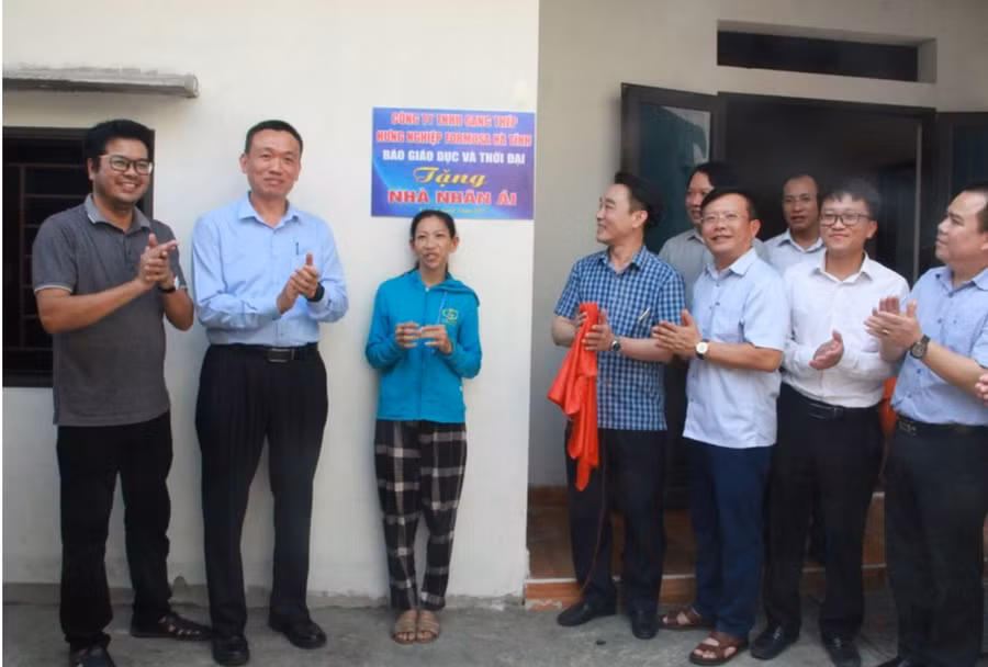 Văn phòng Báo GD&amp;TĐ khu vực MT-TN đã kết nối xây dựng nhiều ngôi nhà nhân ái cho GV và HS khó khăn.