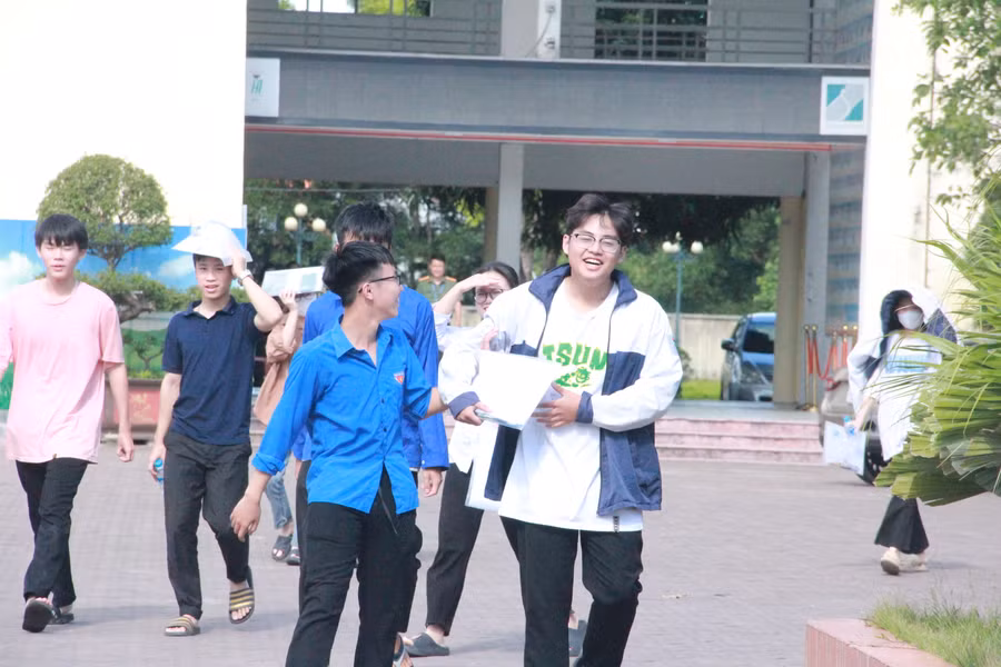 Thí sinh vui vẻ sau khi hoàn thành môn thi cuối. Thí sinh vui vẻ sau khi hoàn thành môn thi cuối.