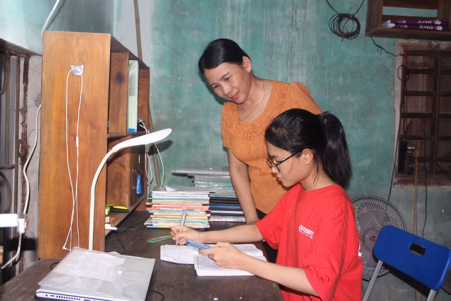 Em Trần Hương Trà (lớp 9/1, Trường THCS Cẩm Trung) thủ khoa Hóa, Trường THPT chuyên Hà Tĩnh. Em Trần Hương Trà (lớp 9/1, Trường THCS Cẩm Trung) thủ khoa Hóa, Trường THPT chuyên Hà Tĩnh.