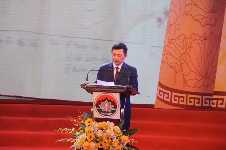 Ông Lê Ngọc Châu - Phó Chủ tịch UBND tỉnh Hà Tĩnh phát biểu diễn văn khai mạc buổi lễ. Ông Lê Ngọc Châu - Phó Chủ tịch UBND tỉnh Hà Tĩnh phát biểu diễn văn khai mạc buổi lễ.