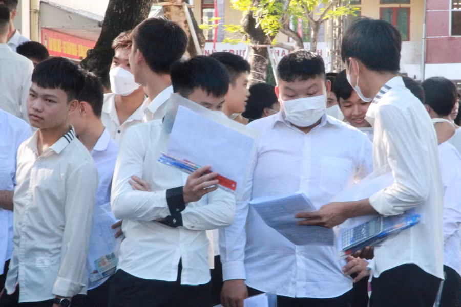 Theo đánh giá học sinh, phổ điểm cho thí sinh có học lực trung bình ở môn Toán là từ 5-6 điểm. Theo đánh giá học sinh, phổ điểm cho thí sinh có học lực trung bình ở môn Toán là từ 5-6 điểm.