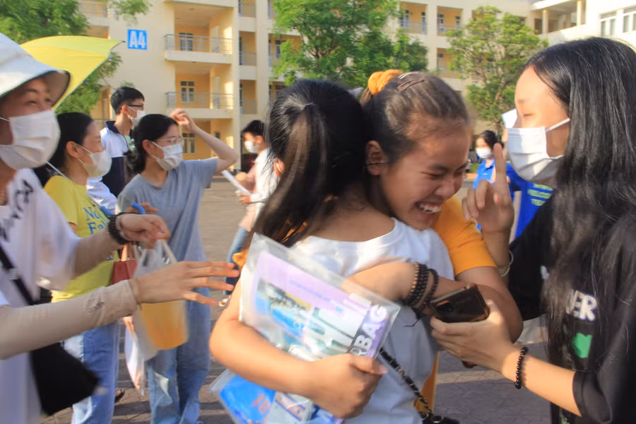 Niềm vui của các sĩ tử sau khi kết thúc ngày thi cuối cùng của kỳ thi lớp 10 THPT.