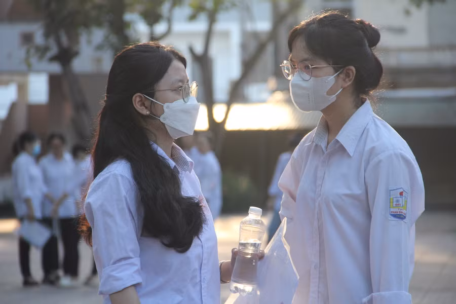 Thí sinh đến sớm trò chuyện giảm căng thẳng trước buổi thi.