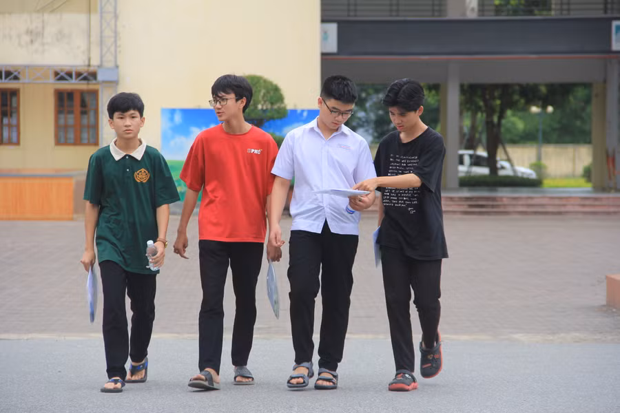 Thí sinh tham gia thi các môn chuyên tại điểm thi trường THPT chuyên Hà Tĩnh,