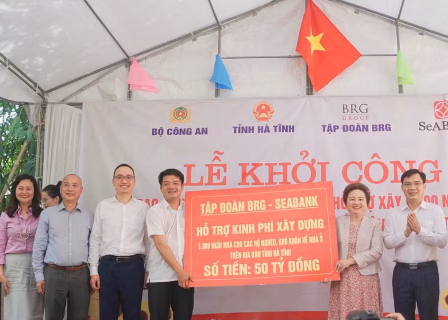 Bà Nguyễn Thị Nga - Chủ tịch Tập đoàn BRG, Phó Chủ tịch Thường trực Ngân hàng SeABank trao tặng biểu trưng hỗ trợ kinh phí xây dựng 1.000 ngôi nhà với số tiền 50 tỷ đồng cho Hà Tĩnh.