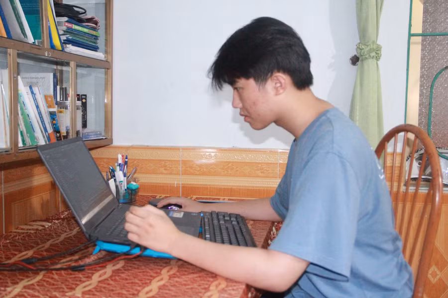 Ngoài học giỏi Tin học, Long còn học giỏi tất các các môn học khác. Ngoài học giỏi Tin học, Long còn học giỏi tất các các môn học khác.