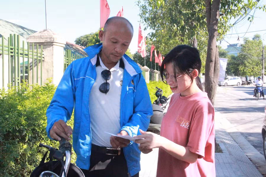 Bố con anh Quyền xem lại bài thi sau khi kết thúc môn. Bố con anh Quyền xem lại bài thi sau khi kết thúc môn.