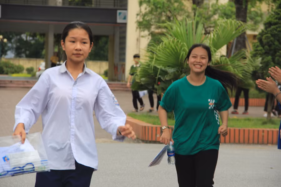 Thí sinh phấn khởi kết thúc các môn thi chuyên trong sáng nay.