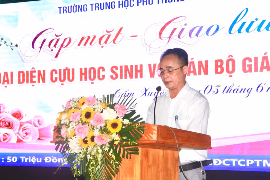 Thầy giáo Nguyễn Văn Quang- Hiệu trưởng trường THPT Cẩm Bình phát biểu tại buổi lễ.