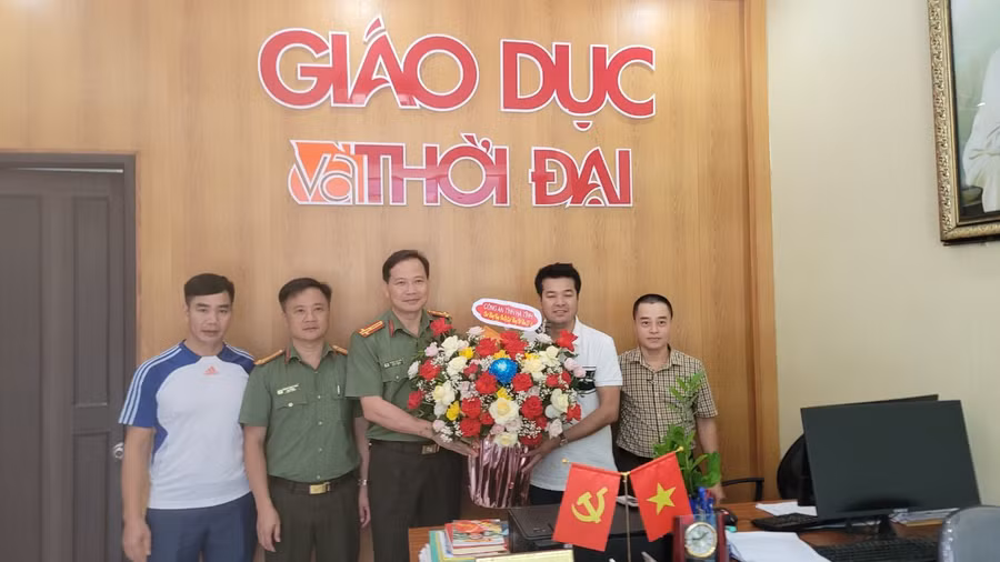 Đại diện lãnh đạo Công an Hà Tĩnh và...