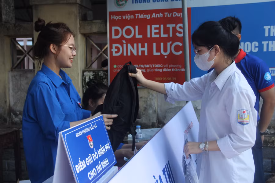 Lực lượng tình nguyện tại điểm thi Trường THPT Phan Đình Phùng giữ đồ miễn phí cho sĩ tử.