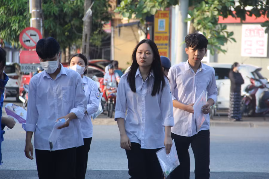 Thí sinh Hà Tĩnh có mặt tại các điểm thi từ rất sớm. Thí sinh Hà Tĩnh có mặt tại các điểm thi từ rất sớm.