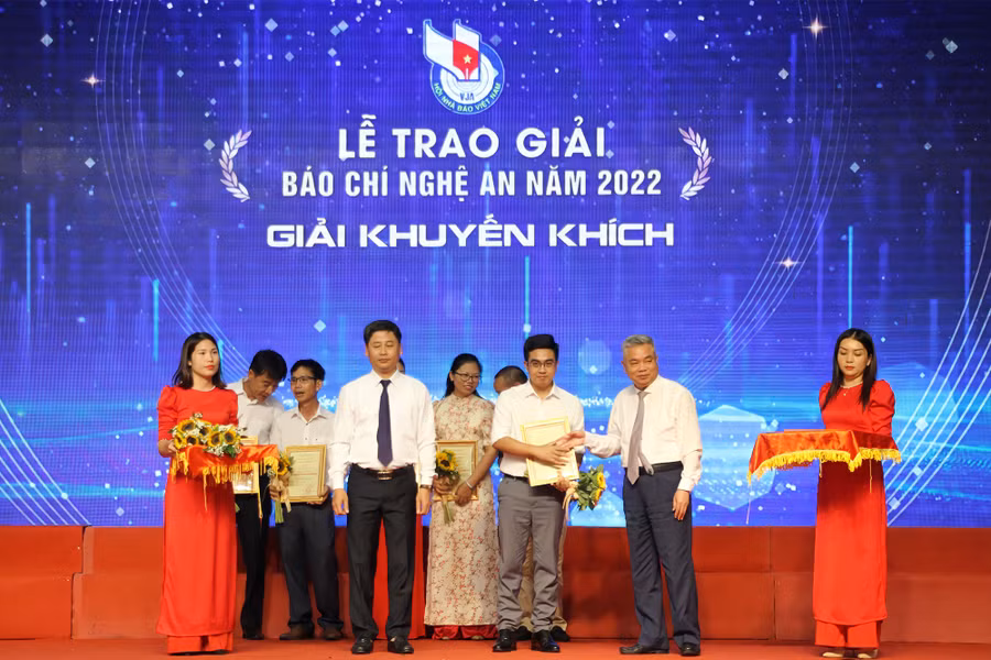 Phóng viên Báo GD&amp;TĐ tại Nghệ An nhận Giải Báo chí Nghệ An năm 2022.